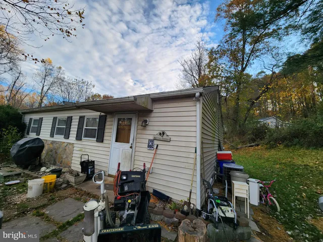 a view of a house with back yard