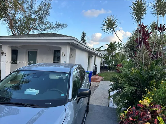 a view of entryway with outdoor seating