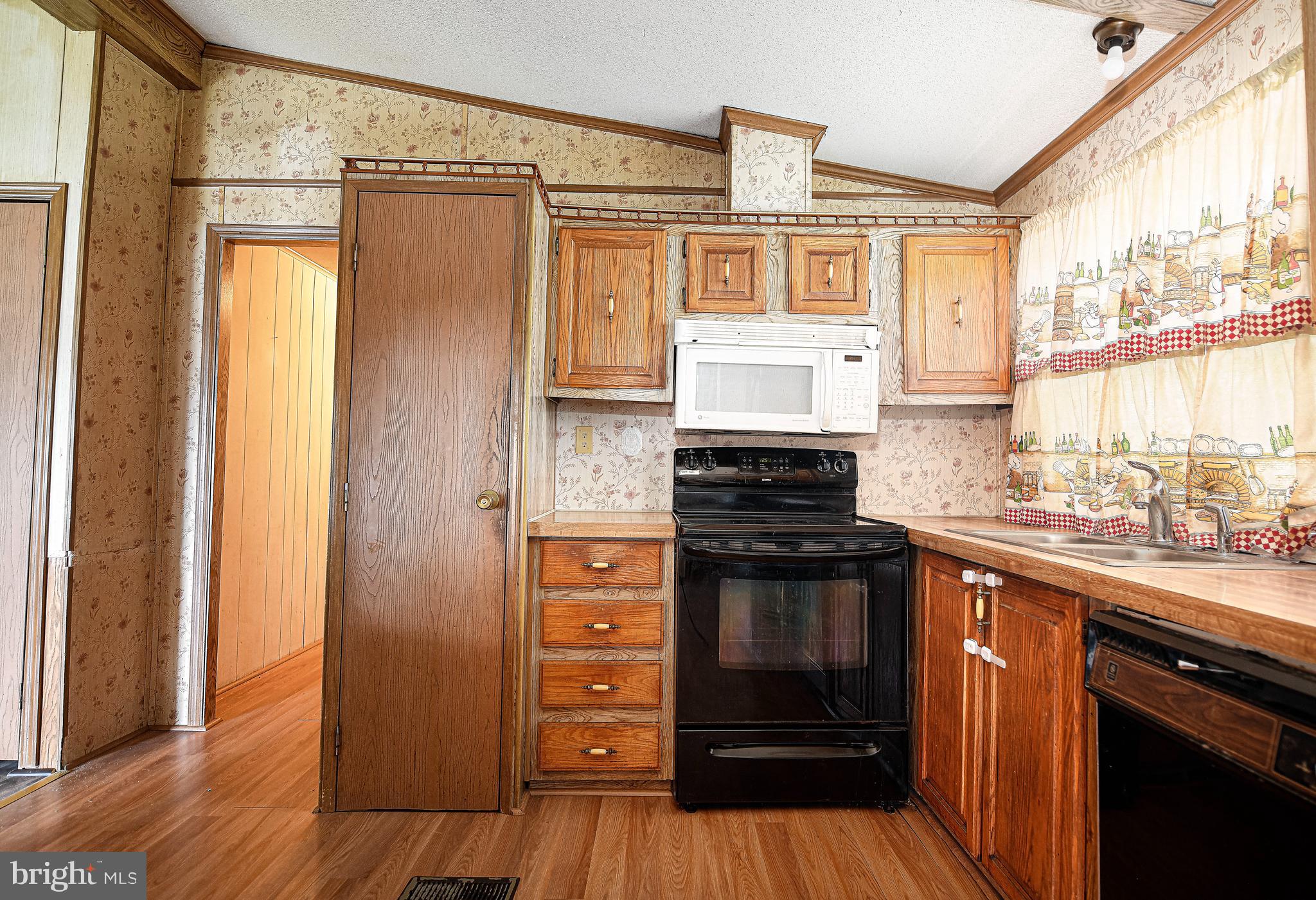 107 Lariat Road Middle River, MD 21220 - Photo 9 of 28 Eat-in kitchen w/double sink