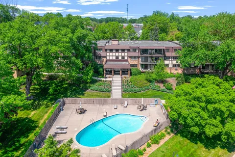 $330,000 | 205 Barry Avenue South, Unit 117, Wayzata, MN 55391