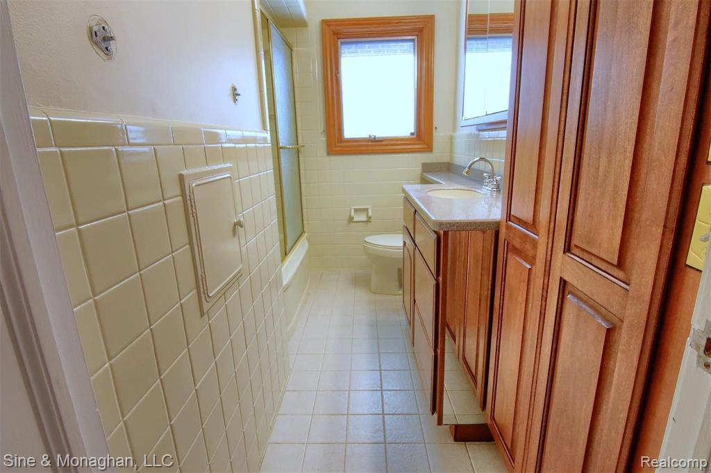 1536 Cook Road Grosse Pointe Woods, MI 48236 - Photo 18 of 39