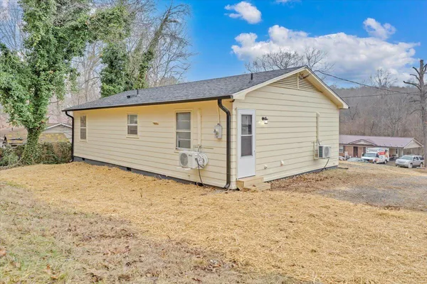 a view of a house with a yard