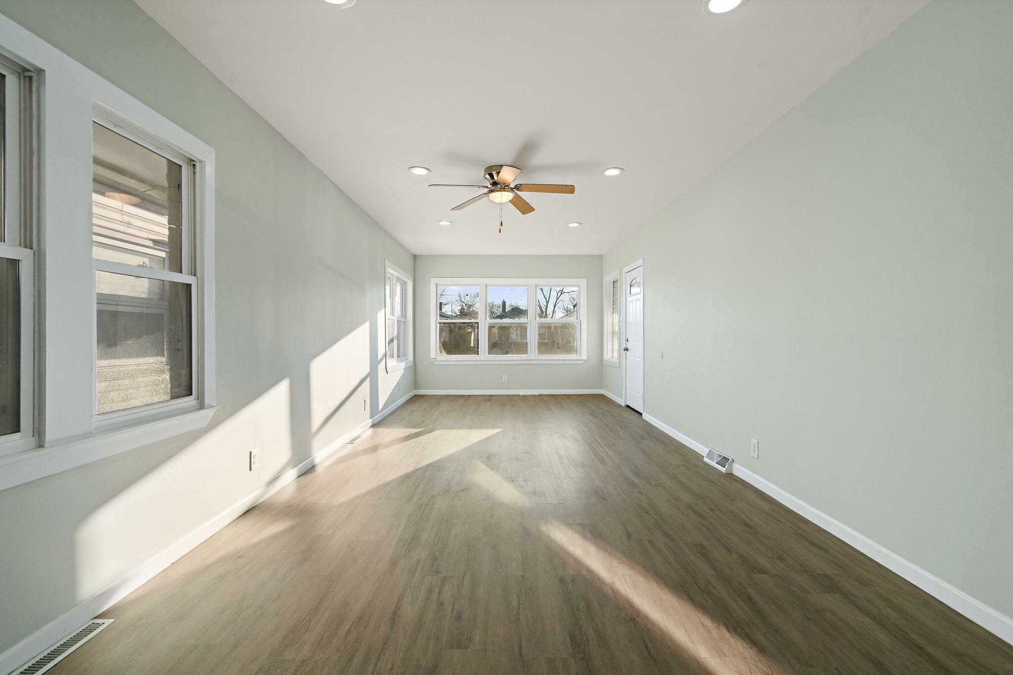 824 Johnson Street Gary, IN 46402 - Photo 5 of 25 2048x1365