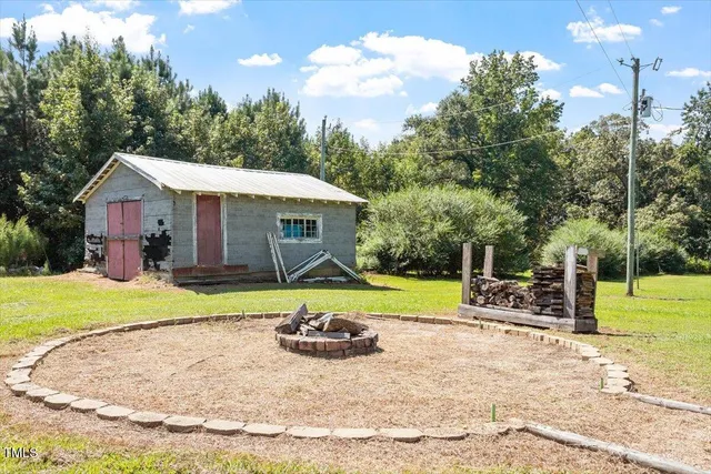 a view of a house with backyard and sitting area