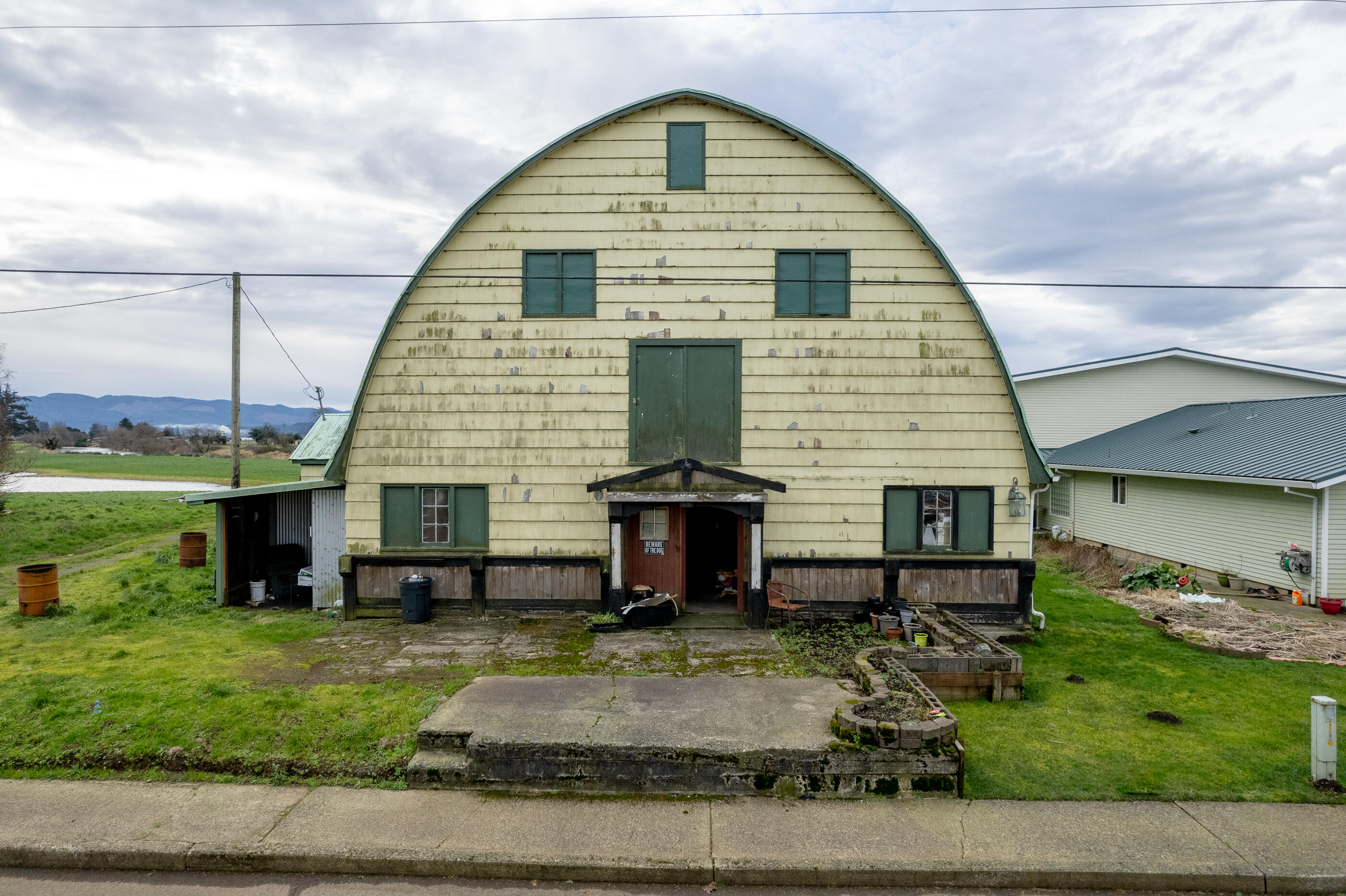 9th Street Tillamook, OR 97141 - Photo 5 of 21 Mattison-1005_9th_St-Tillamook-014-Broke