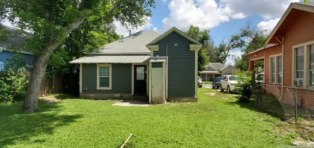 a view of a house with backyard and garden