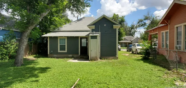a view of backyard of the house