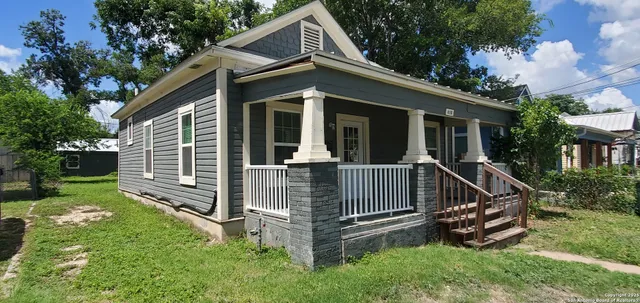 a view of a house with a yard