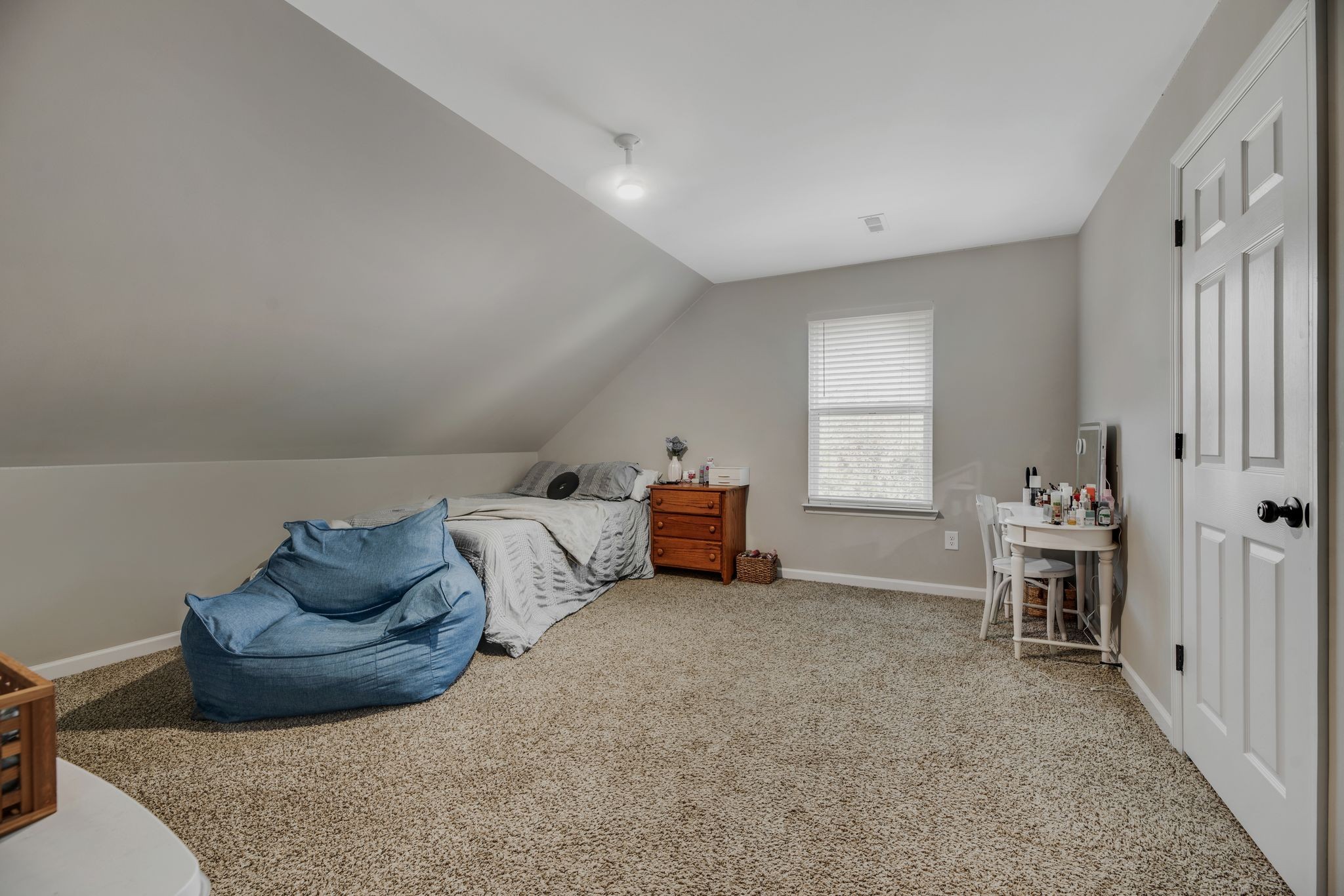 997 State Highway 99 Waynesboro, TN 38485 - Photo 29 of 33 a living room with furniture and a window