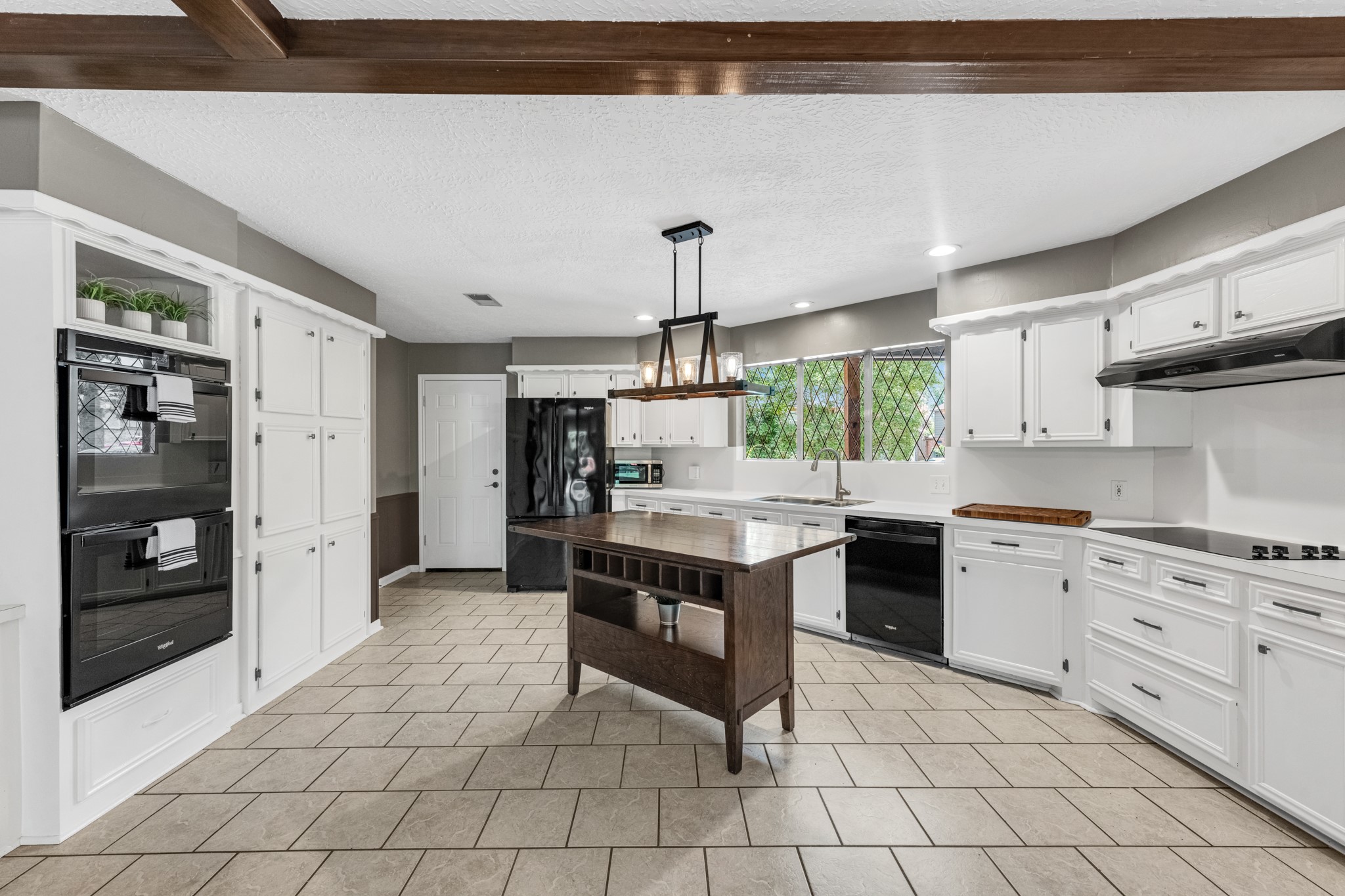 622 South Rivershire Drive Conroe, TX 77304 - Photo 15 of 44 a kitchen with stainless steel appliances granite countertop a stove and a refrigerator