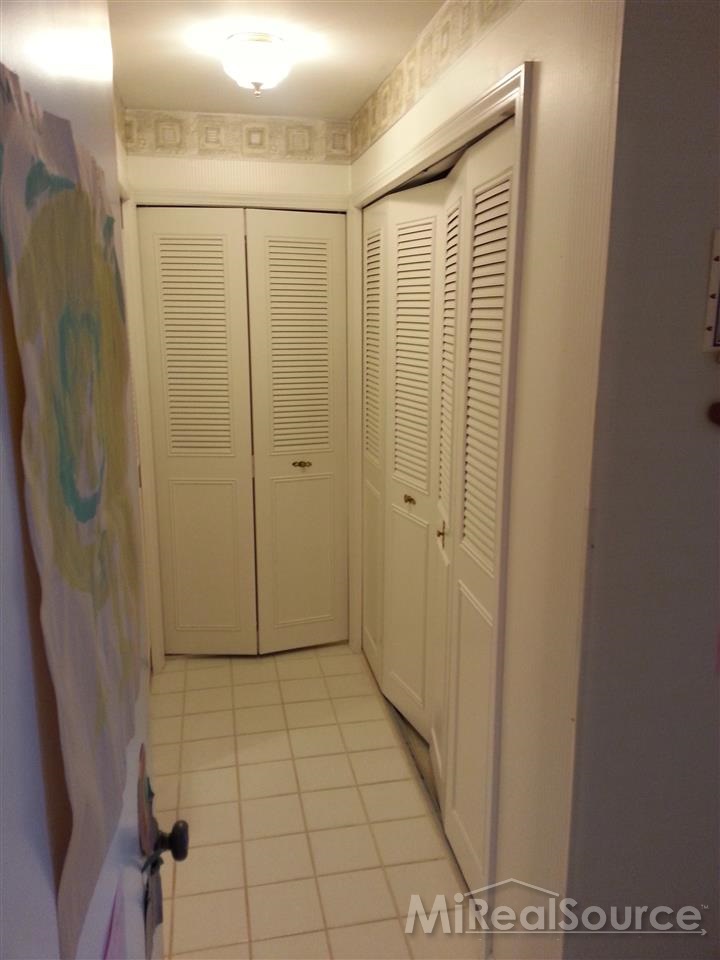 1750 Vernier Road, Unit 16 Grosse Pointe, MI 48236 - Photo 13 of 21 31232892-12.JPG