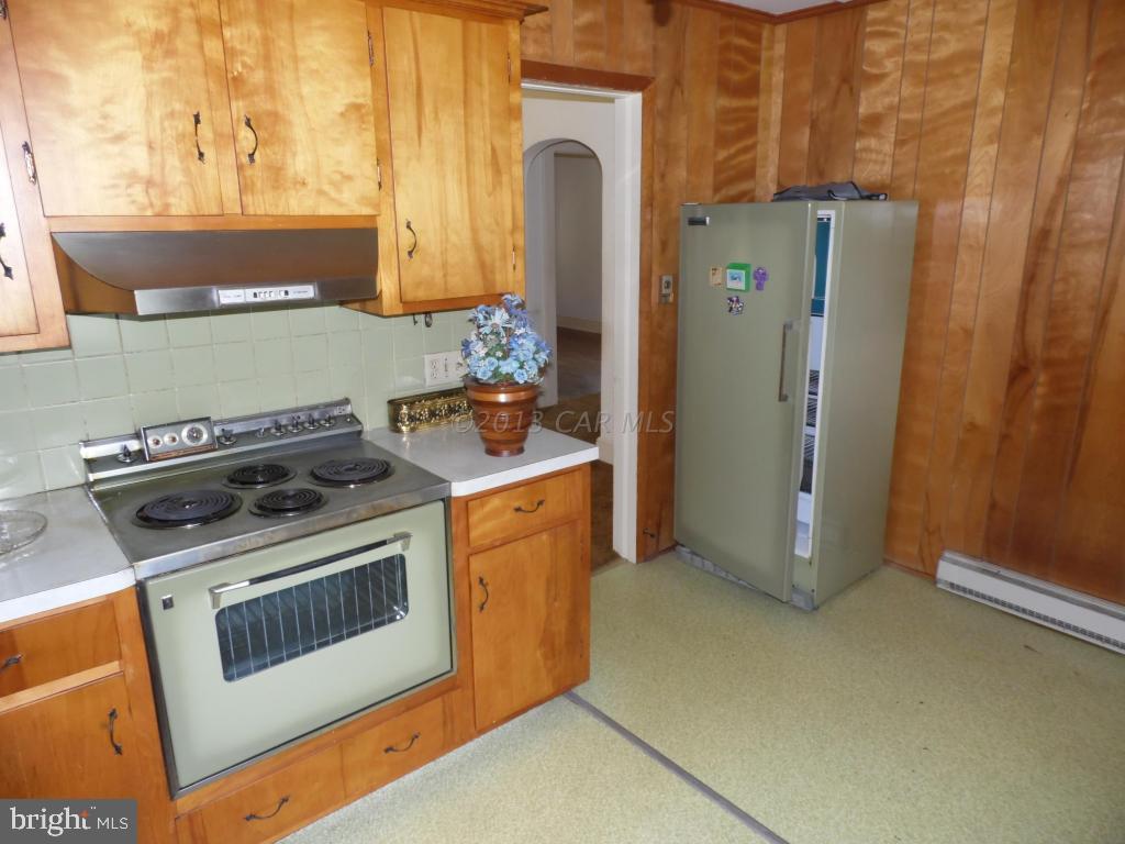34405 Rounds Road Pittsville, MD 21850 - Photo 5 of 18 a kitchen with a stove and a refrigerator