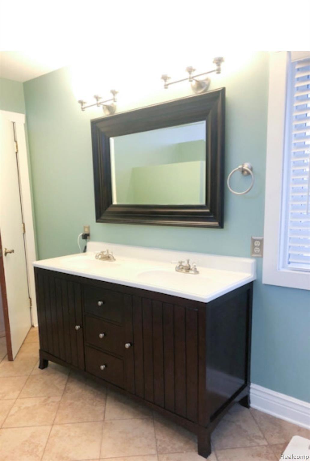 1510 South Milford Road Milford, MI 48381 - Photo 26 of 48 Master Bath