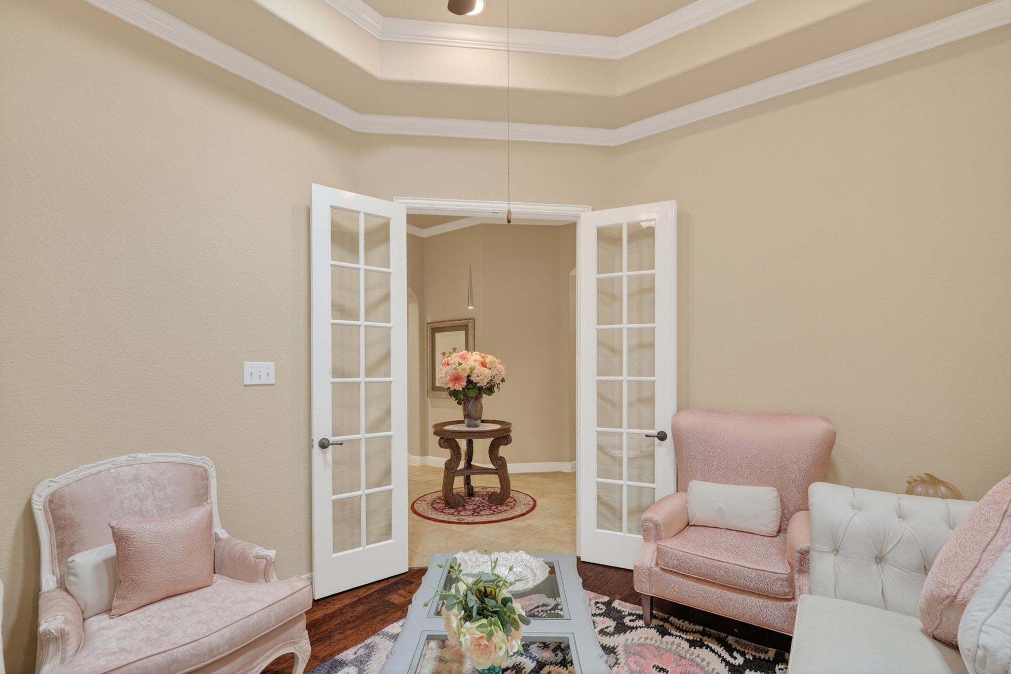 55 South Victoriana Circle Spring, TX 77389 - Photo 9 of 40 a living room with furniture and a window
