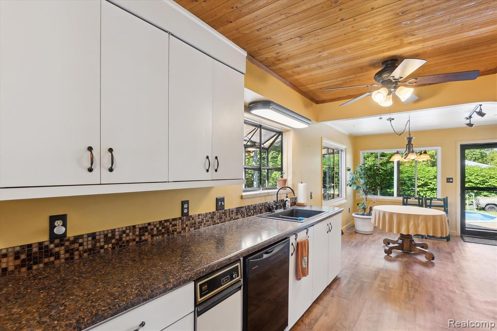 265 Airport Road Waterford, MI 48327 - Photo 11 of 47 Gallery Image 11