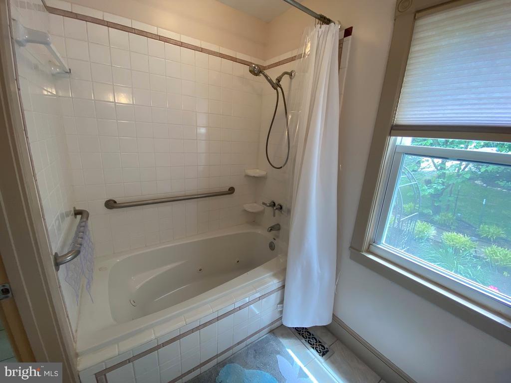 36716 North Fork Road Purcellville, VA 20132 - Photo 26 of 78 Main Level Jetted Tub