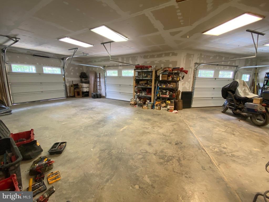 36716 North Fork Road Purcellville, VA 20132 - Photo 29 of 78 Main Garages