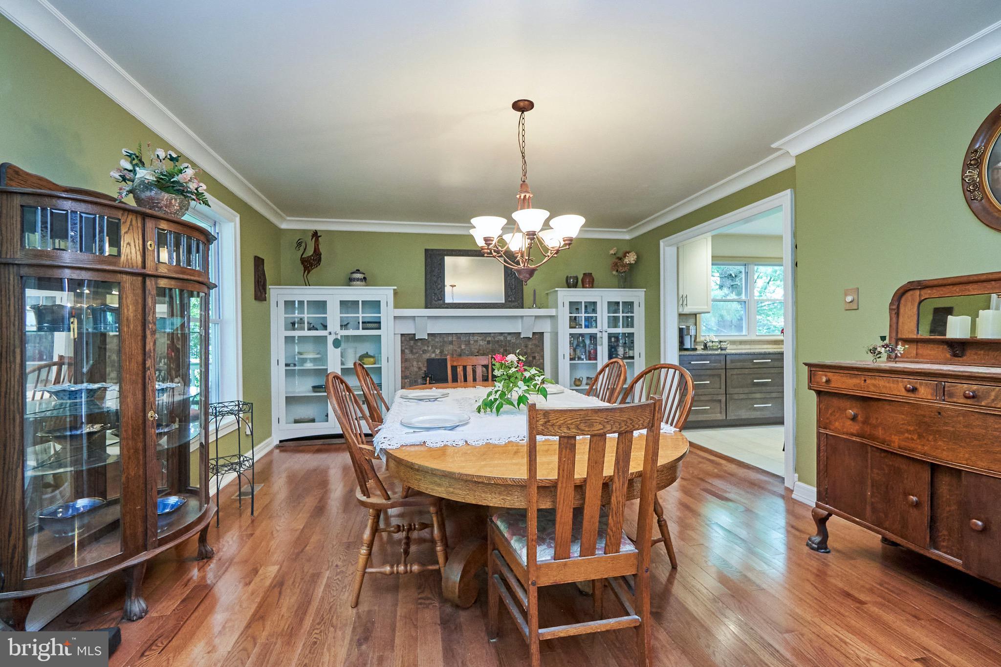 36716 North Fork Road Purcellville, VA 20132 - Photo 10 of 78 Lovely Hardwood Flooring and Built in Cabinetry