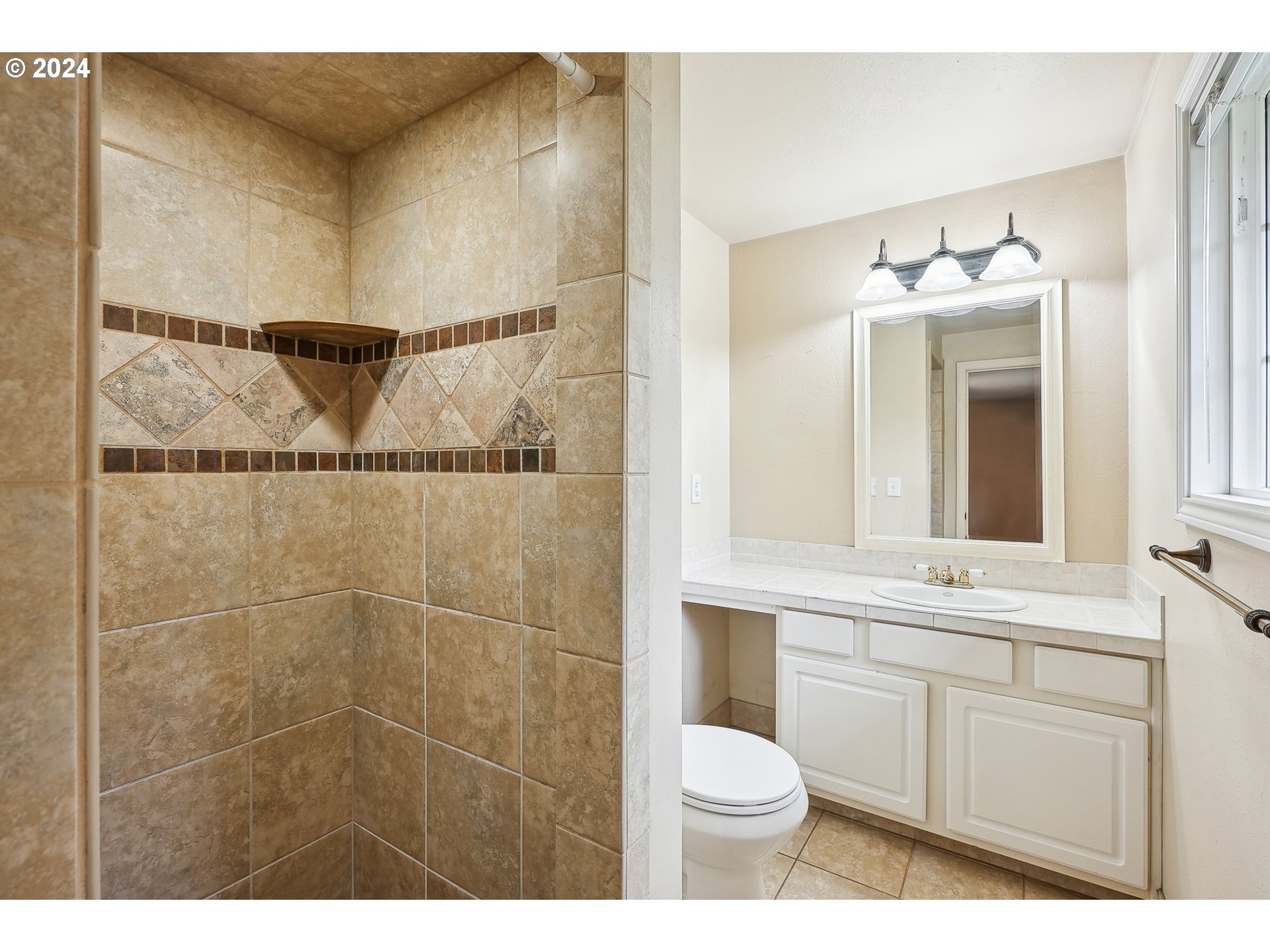 7450 Ridge Drive Gladstone, OR 97027 - Photo 18 of 44 Owner's Suite Bathroom