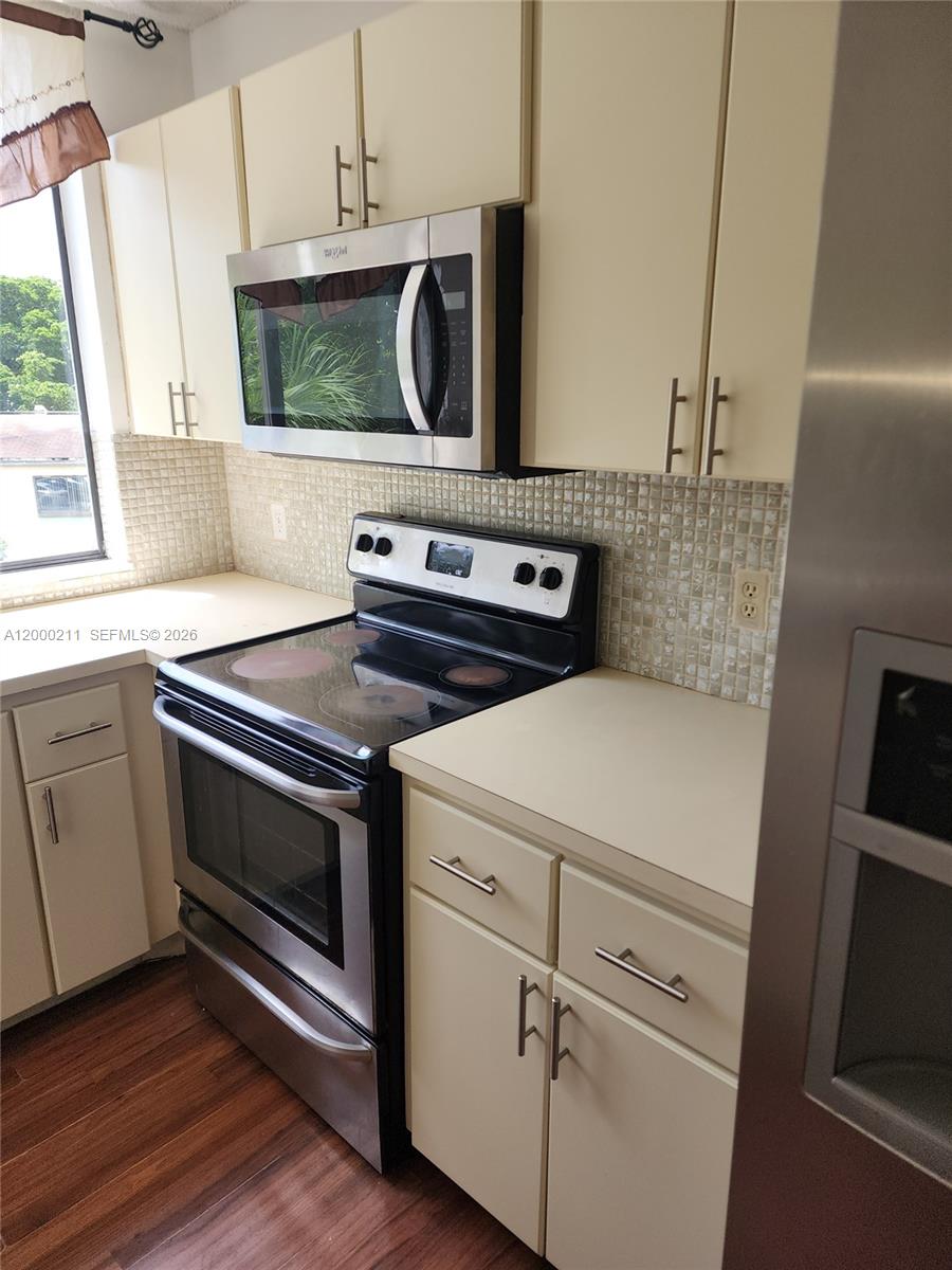 4222 Inverrary Boulevard, Unit 4215 Lauderhill, FL 33319 - Photo 4 of 20 a stove top oven sitting inside of a kitchen