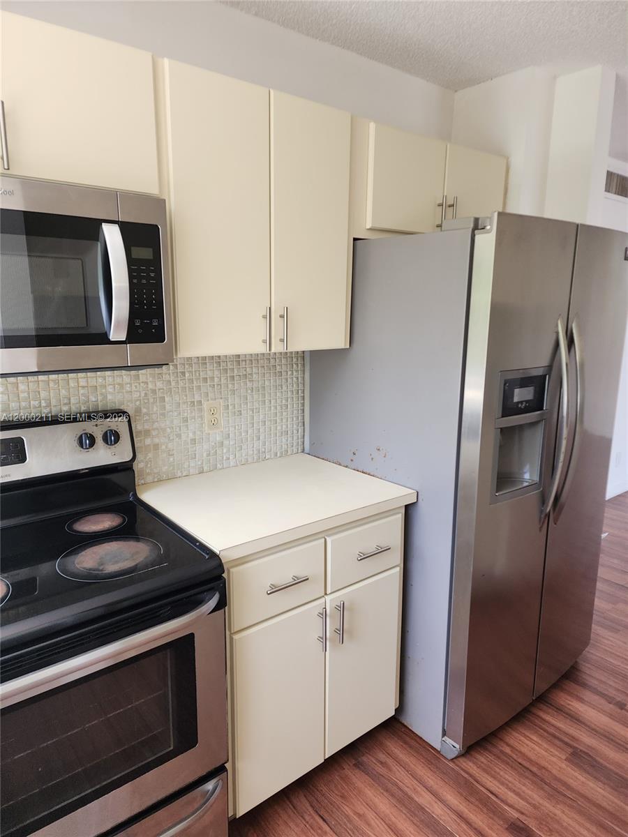 4222 Inverrary Boulevard, Unit 4215 Lauderhill, FL 33319 - Photo 7 of 20 a kitchen with a stove microwave and refrigerator