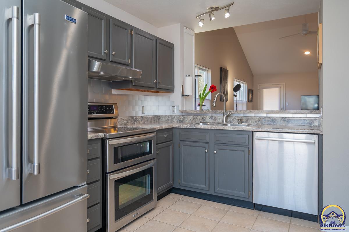 3336 Southeast Powell Street Topeka, KS 66605 - Photo 8 of 33