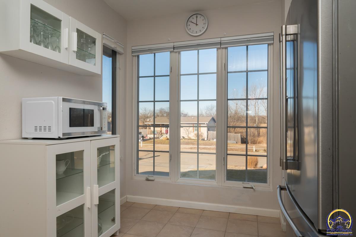 3336 Southeast Powell Street Topeka, KS 66605 - Photo 9 of 33