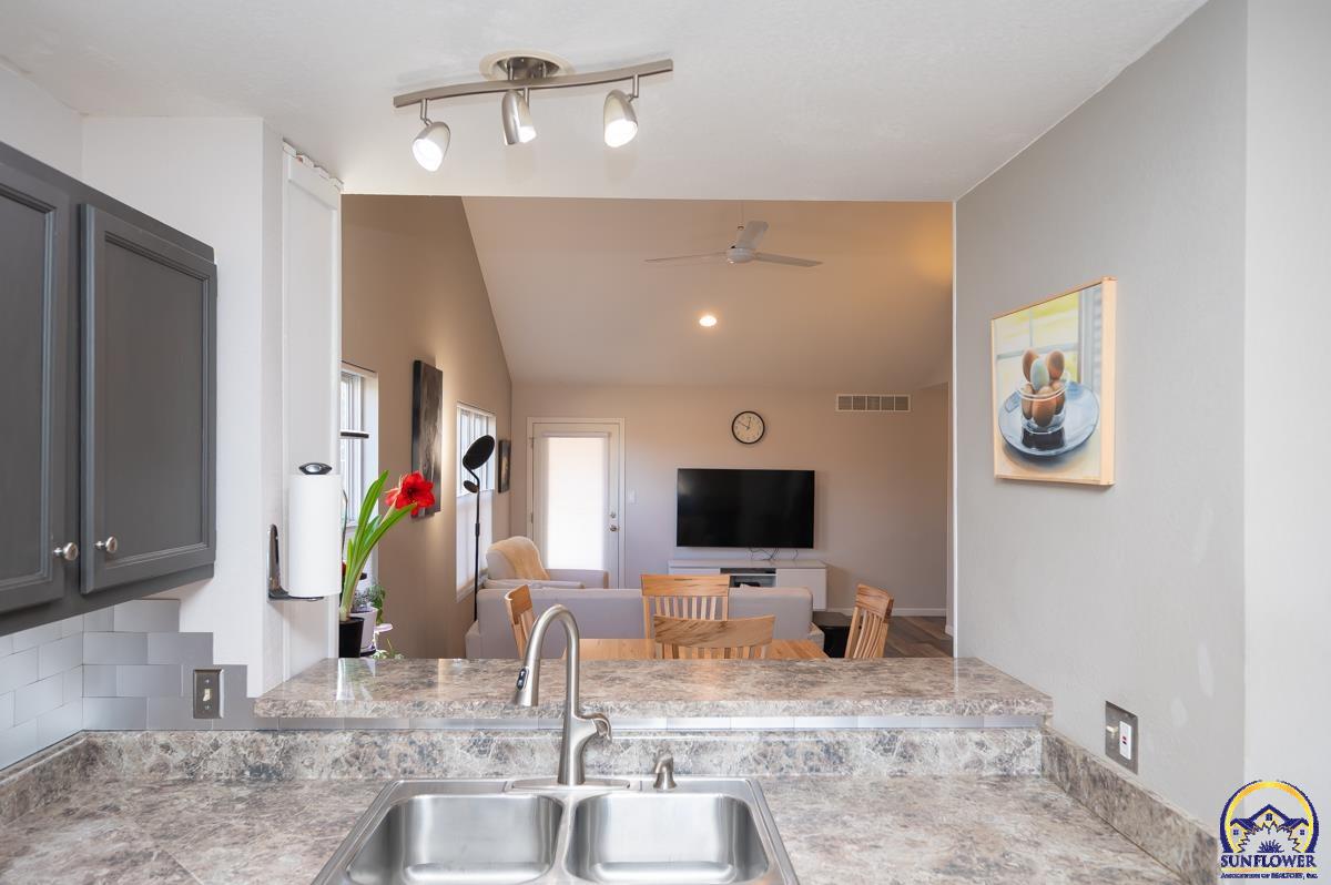 3336 Southeast Powell Street Topeka, KS 66605 - Photo 10 of 33