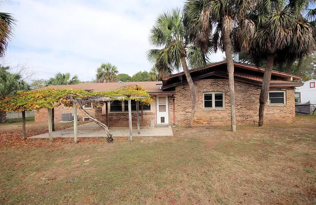 a view of a backyard