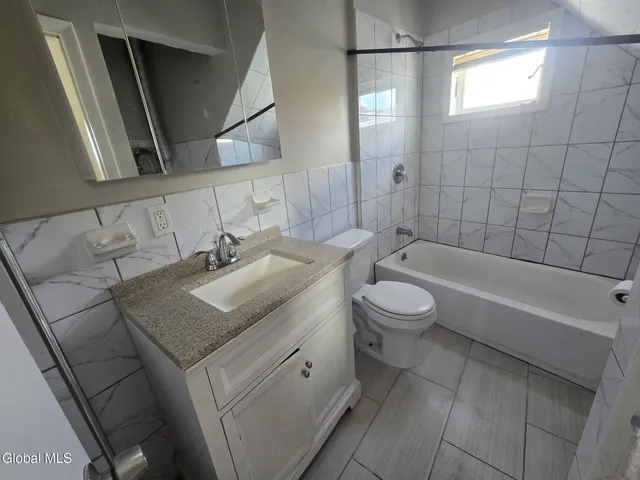 $1,175 | 9 Bayard Street, Unit 3, Amsterdam, NY 12010