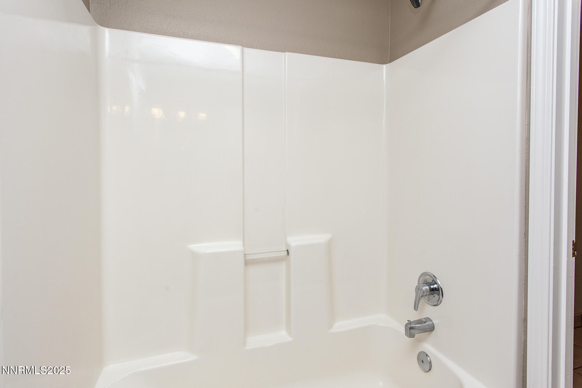 376 Wheeler Avenue Reno, NV 89502 - Photo 14 of 33 a bathroom with a bathtub