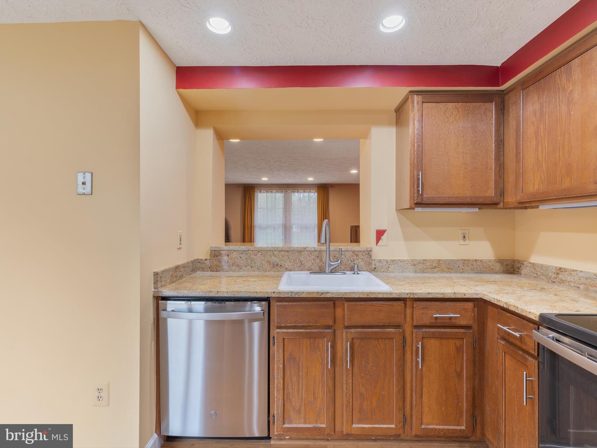 653 Willowby Run Pasadena, MD 21122 - Photo 10 of 31 a kitchen with granite countertop a sink and cabinets