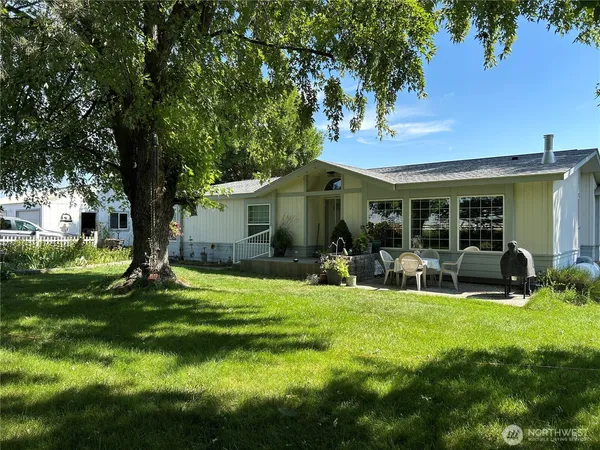 a view of a house with backyard sitting area and garden