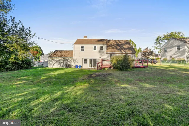 a view of yard with house in background