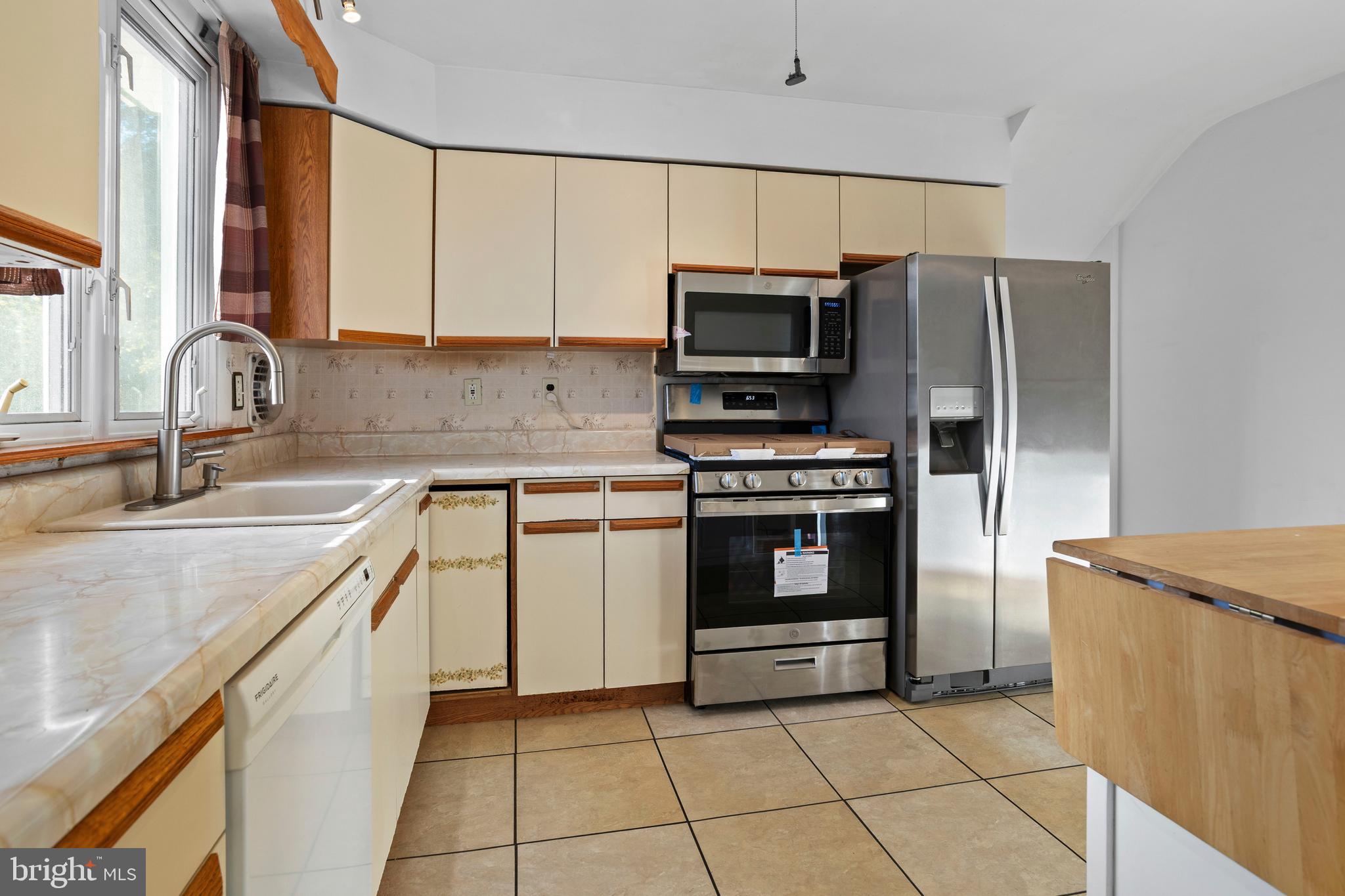 18 Cobblestone Lane Aston, PA 19014 - Photo 9 of 36 a kitchen with a sink stove and microwave