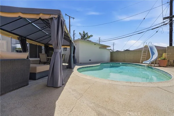 a view of a backyard