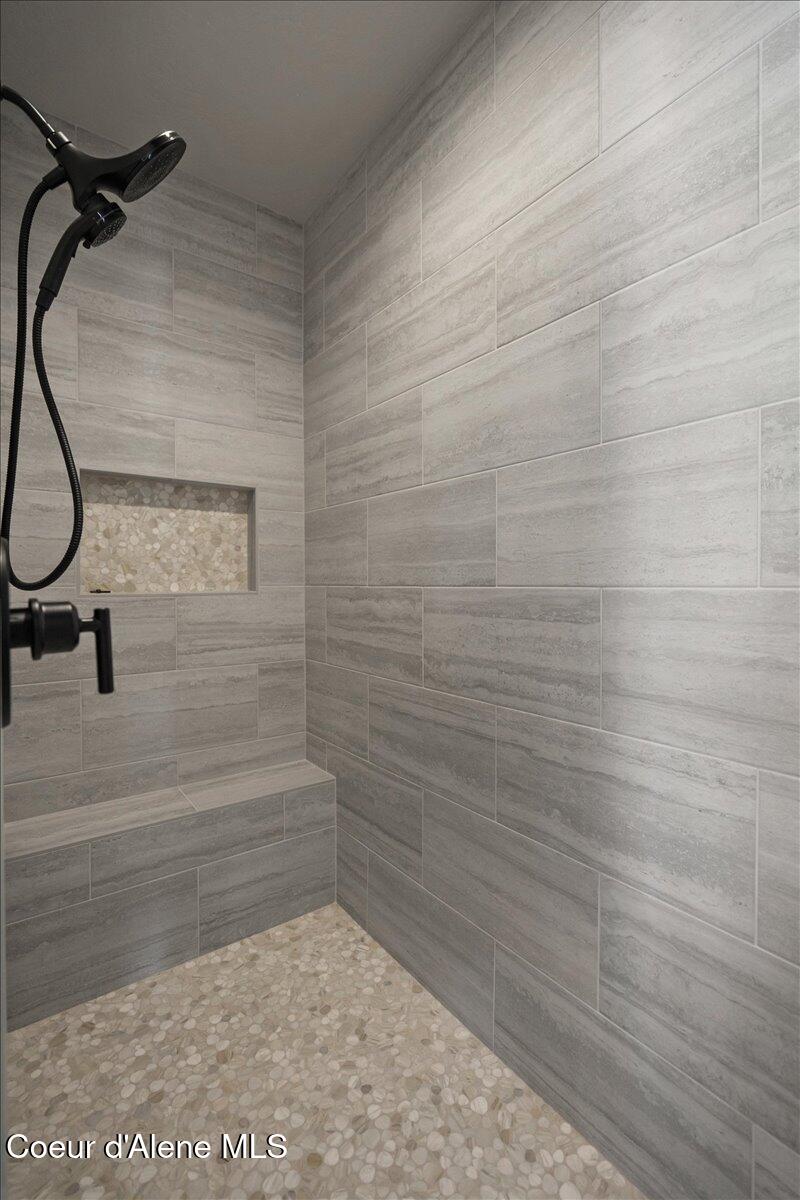 L3-b8 North Eclipse Road Rathdrum, ID 83858 - Photo 24 of 42 Primary shower