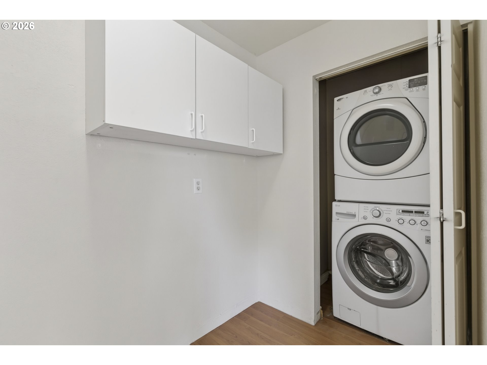 507 19th Avenue Longview, WA 98632 - Photo 13 of 17 a utility room with dryer and washer