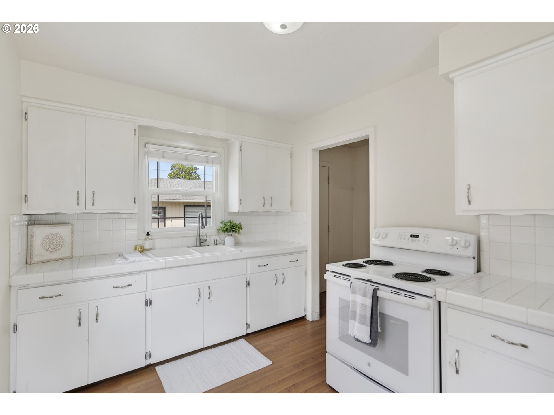 507 19th Avenue Longview, WA 98632 - Photo 6 of 17 a kitchen with granite countertop white cabinets and white appliances