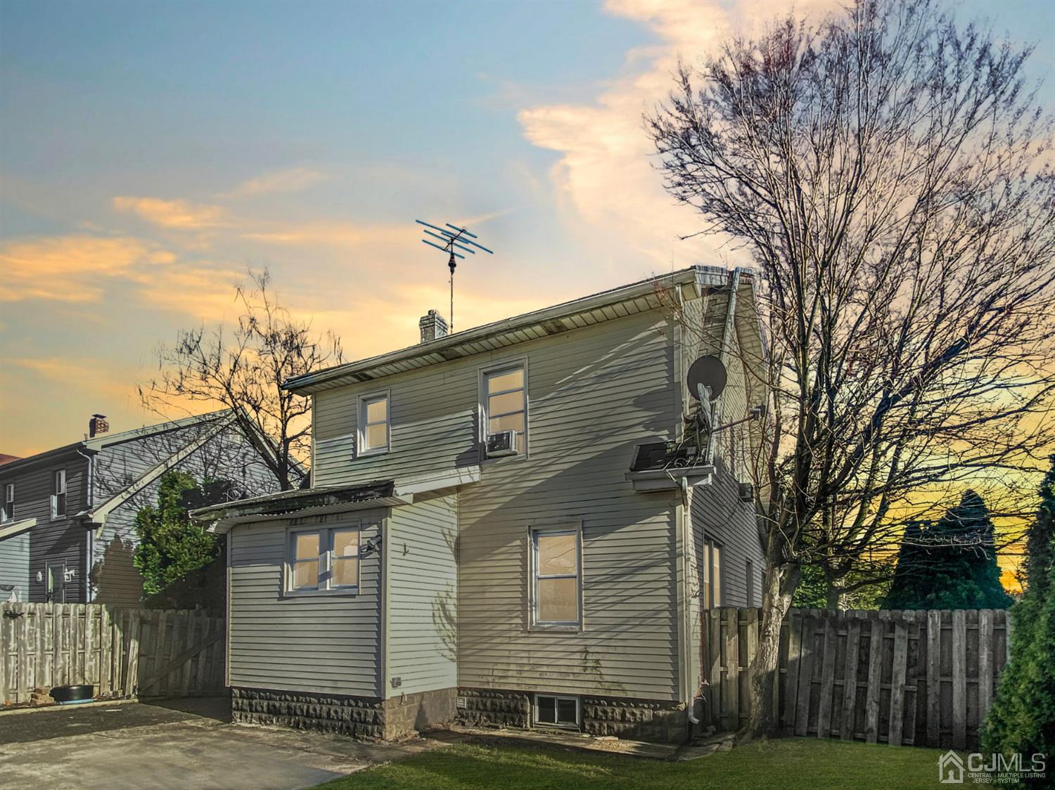 3181 Washington Road Sayreville, NJ 08859 - Photo 2 of 18 a front view of a house with a garden