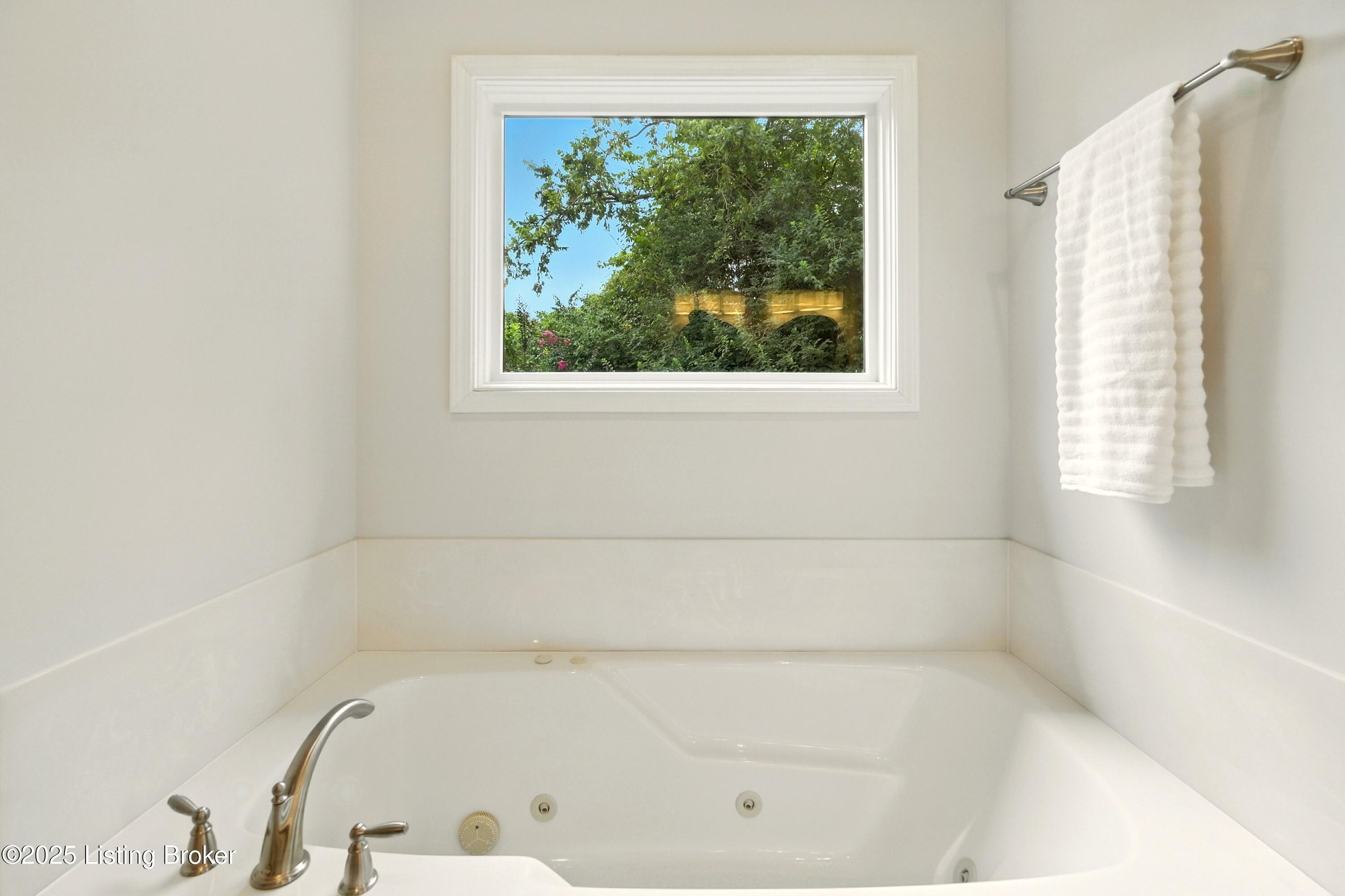 6310 Lime Road Louisville, KY 40222 - Photo 25 of 44 Primary soaking tub