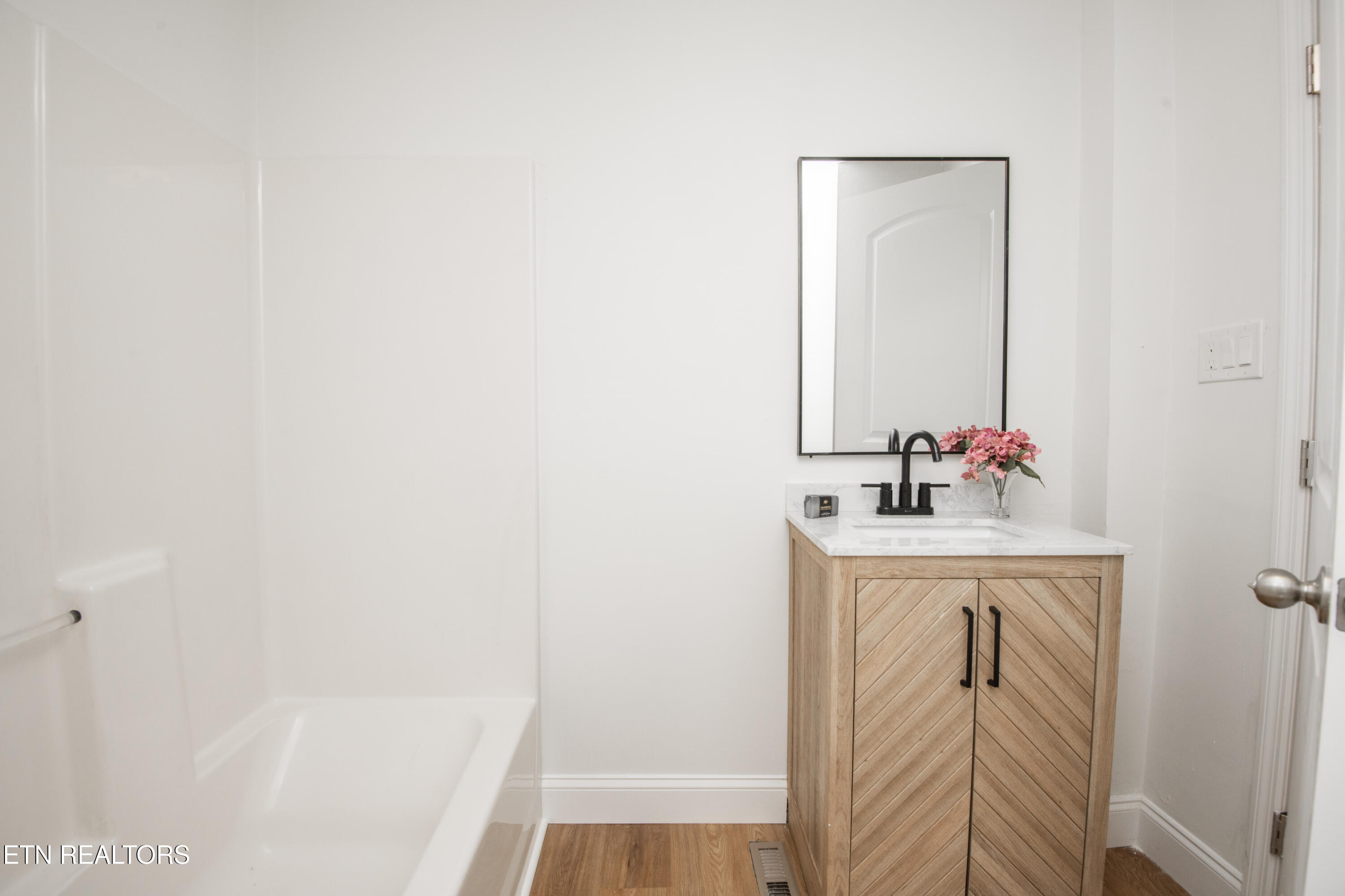 4730 Rochat Road Knoxville, TN 37918 - Photo 15 of 24 Second Bath