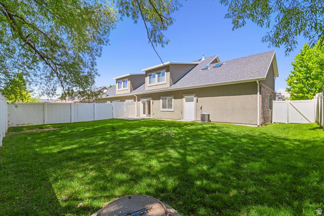 847 225 South Springville, UT 84663 - Photo 19 of 23 Expansive grassy yard with full vinyl fencing