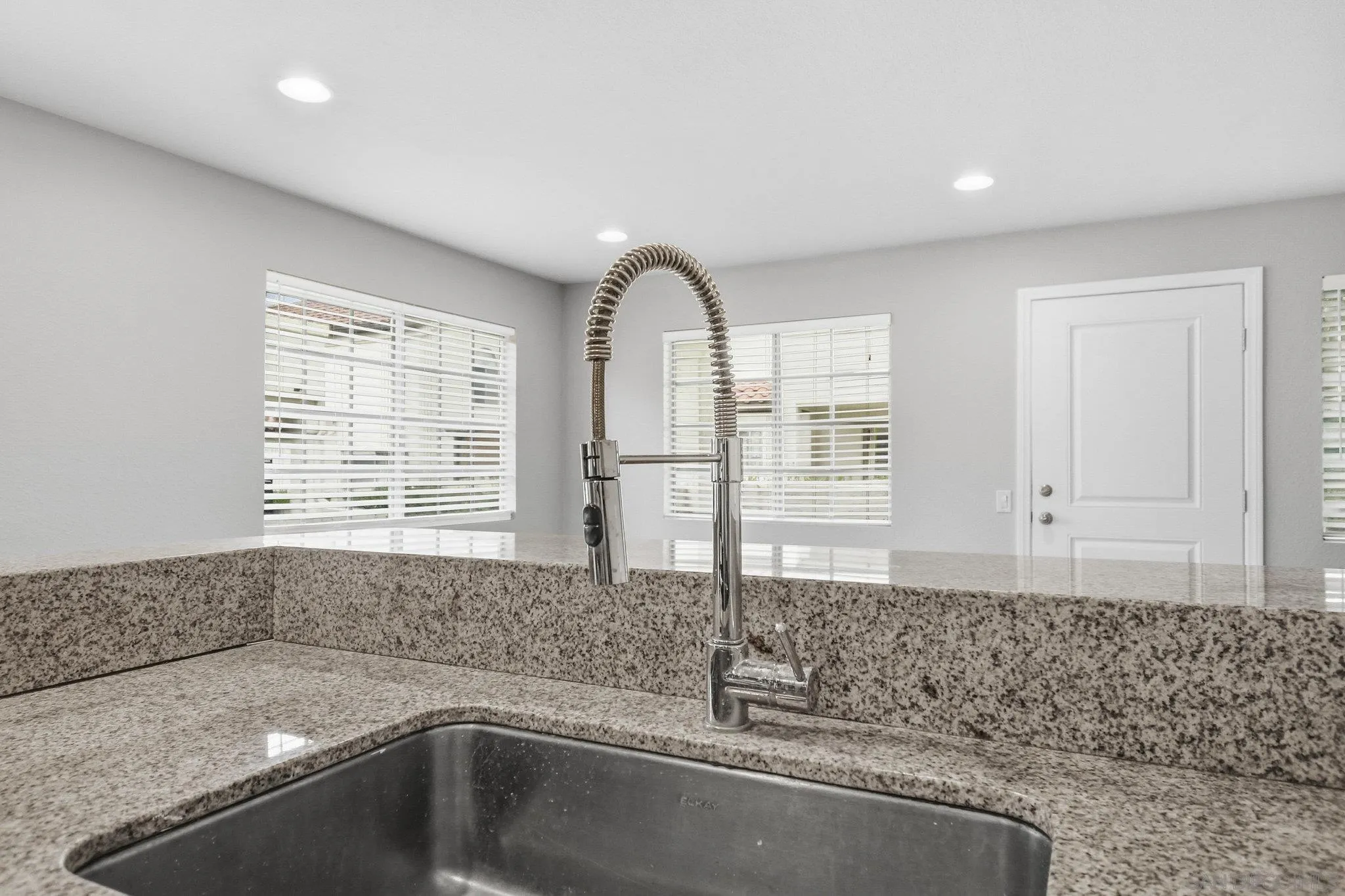 774 Eastshore Terrace, Unit 169 Chula Vista, CA 91913 - Photo 13 of 34 a bathroom with a sink and a bathtub