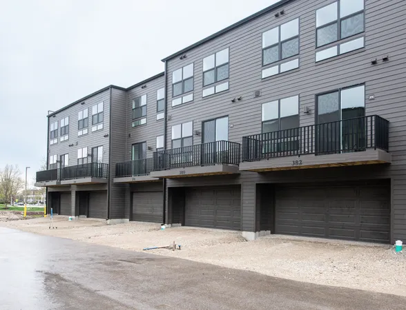 $3,900 | 382 Summit Circle, Lombard, IL 60148