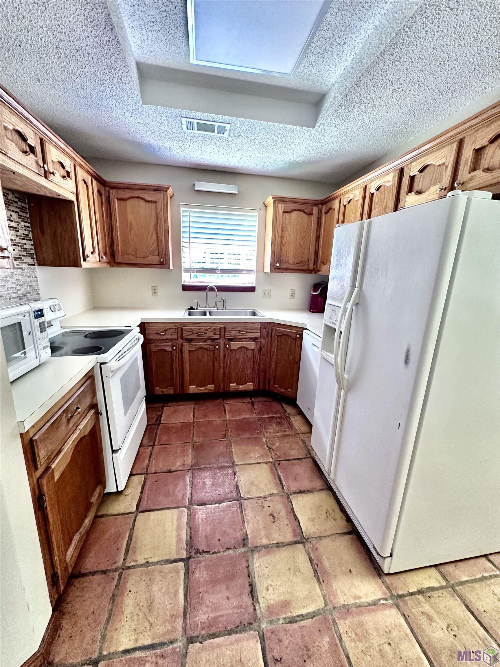 626 Hadley Drive Baton Rouge, LA 70820 - Photo 4 of 15 Kitchen