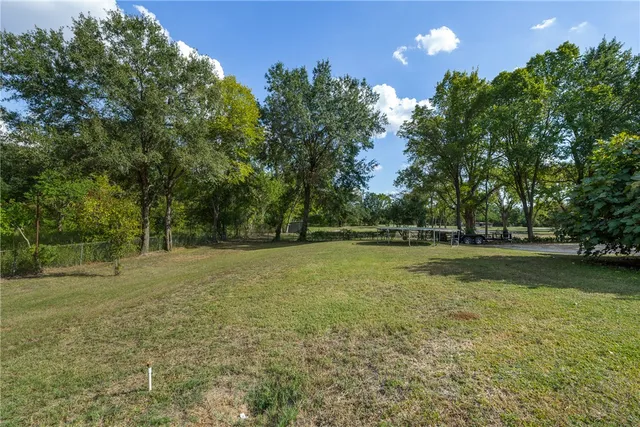 a view of a house with backyard and garden