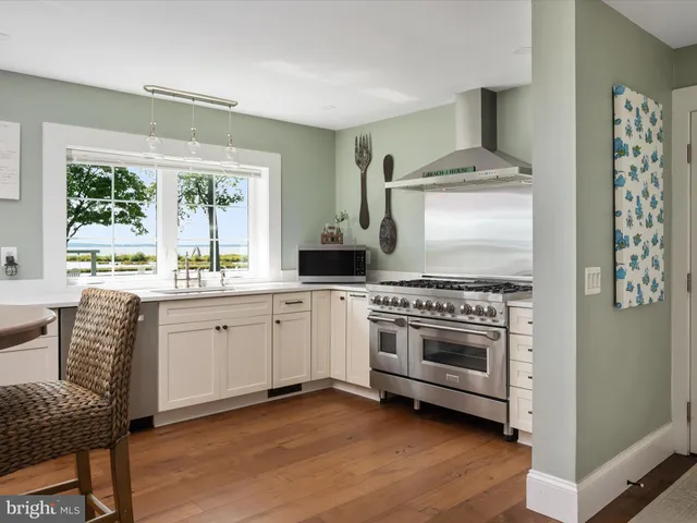 a view of livingroom with furniture and a ceiling fan