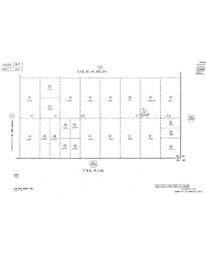 a black and white photo of a living room