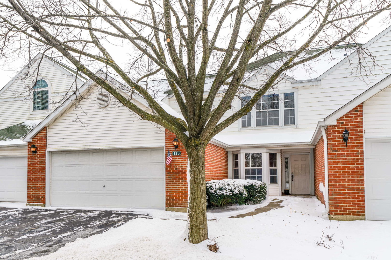 123 Hemstead Street, Unit 36D Lake Bluff, IL 60044 - Photo 1 of 3 a front view of a house with a yard